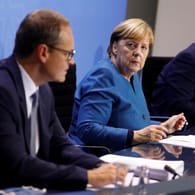 Kanzlerin Merkel, Berlins Bürgermeister Michael Müller und Bayerns Ministerpräsident Markus Söder: "Deshalb ist das heute ein schwerer Tag, auch für politische Entscheidungsträger", sagte die Kanzlerin.