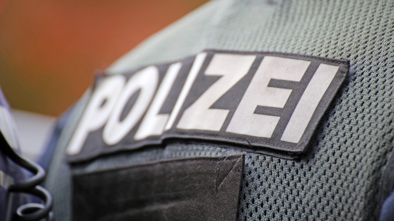 Uniform eines Polizisten (Symbolbild): In Köln hat ein Corona-Infizierter einen Polizisten angespuckt.