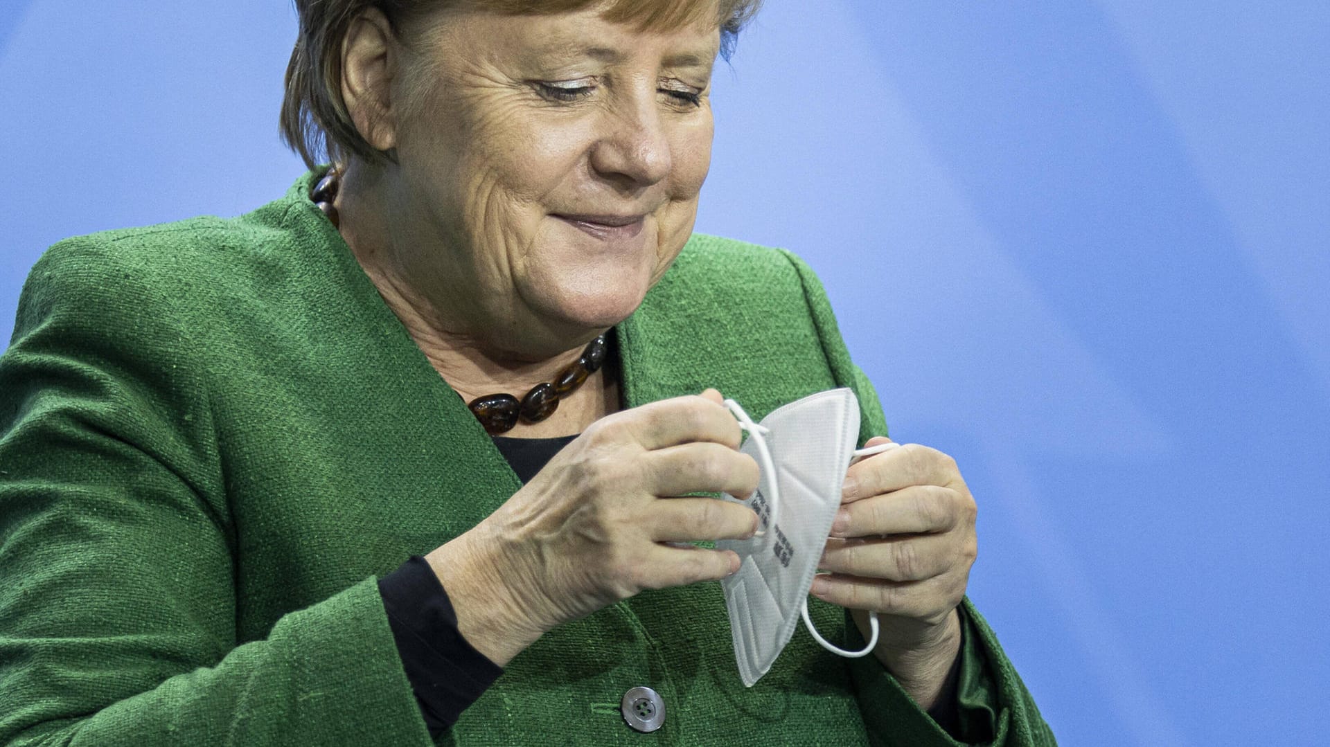 Immer schön aufsetzen: Angela Merkel zeigt sich in der Öffentlichkeit fast immer mit Maske.