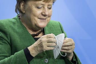 Immer schön aufsetzen: Angela Merkel zeigt sich in der Öffentlichkeit fast immer mit Maske.