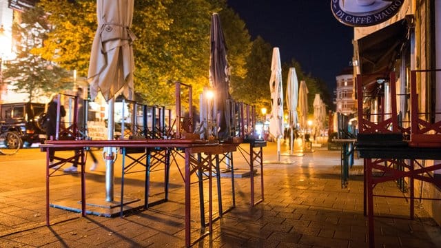 Zusammengestellte Bänke und Tische im Schanzenviertel