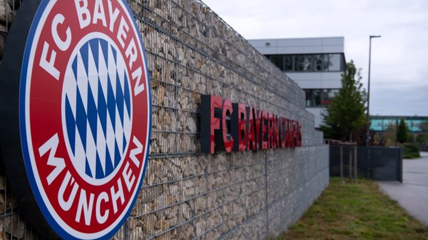 Ein nach Rassismusvorwürfen beim FC Bayern nicht mehr beschäftigter Nachwuchstrainer hat seine Klage gegen den Verein zurückgenommen.