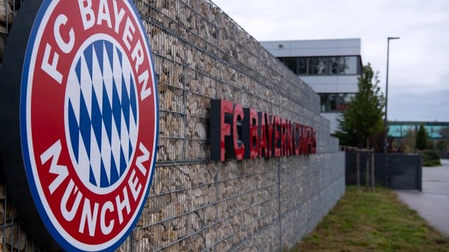 Ein nach Rassismusvorwürfen beim FC Bayern nicht mehr beschäftigter Nachwuchstrainer hat seine Klage gegen den Verein zurückgenommen. Ein nach Rassismusvorwürfen beim FC Bayern nicht mehr beschäftigter Nachwuchstrainer hat seine Klage gegen den Verein zurückgenommen.