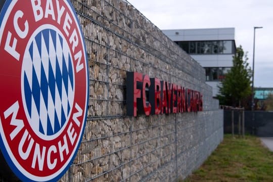 Ein nach Rassismusvorwürfen beim FC Bayern nicht mehr beschäftigter Nachwuchstrainer hat seine Klage gegen den Verein zurückgenommen.