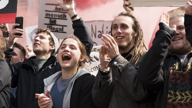 Mala Emde (M) als Luisa in einer Szene von "Und morgen die ganze Welt".