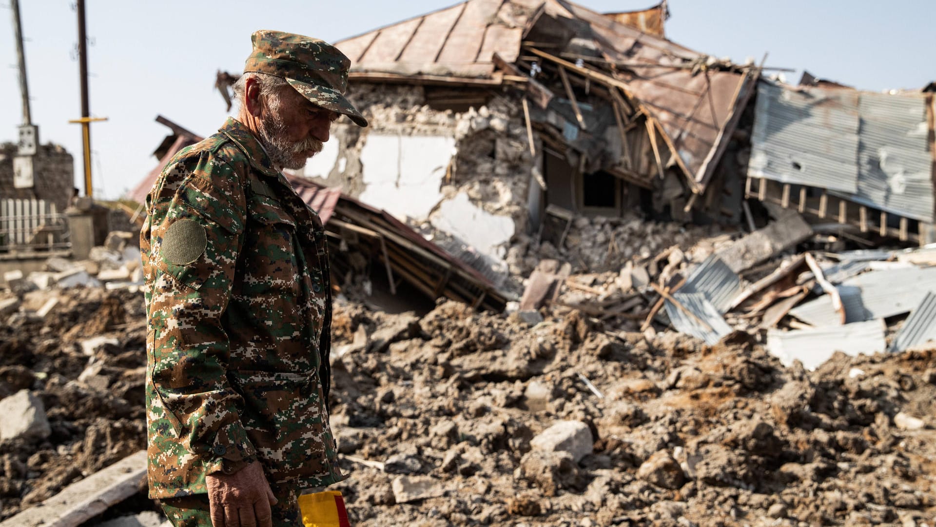 Bergkarabach: Ein Mann zwischen Kriegstrümmern. Die Angriffe zwischen Aserbaidschan und Armenien reißen nicht ab. Immer mehr Menschen sterben.