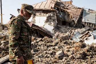 Bergkarabach: Ein Mann zwischen Kriegstrümmern. Die Angriffe zwischen Aserbaidschan und Armenien reißen nicht ab. Immer mehr Menschen sterben.