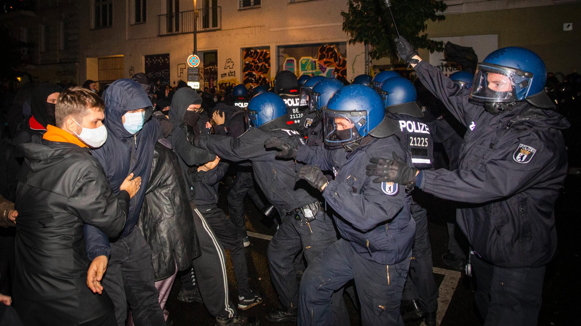 Die Räumung des besetzten Hauses "Liebig 34": Ein Großaufgebot der Polizei mit über 20 Hundertschaften sowie vier Wasserwerfern war gegen die linke Szene in Berlin im Einsatz.