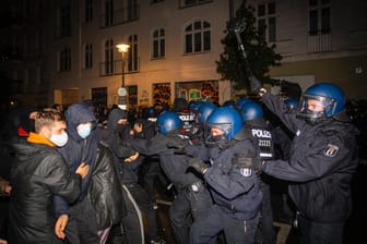 Die Räumung des besetzten Hauses "Liebig 34": Ein Großaufgebot der Polizei mit über 20 Hundertschaften sowie vier Wasserwerfern war gegen die linke Szene in Berlin im Einsatz.