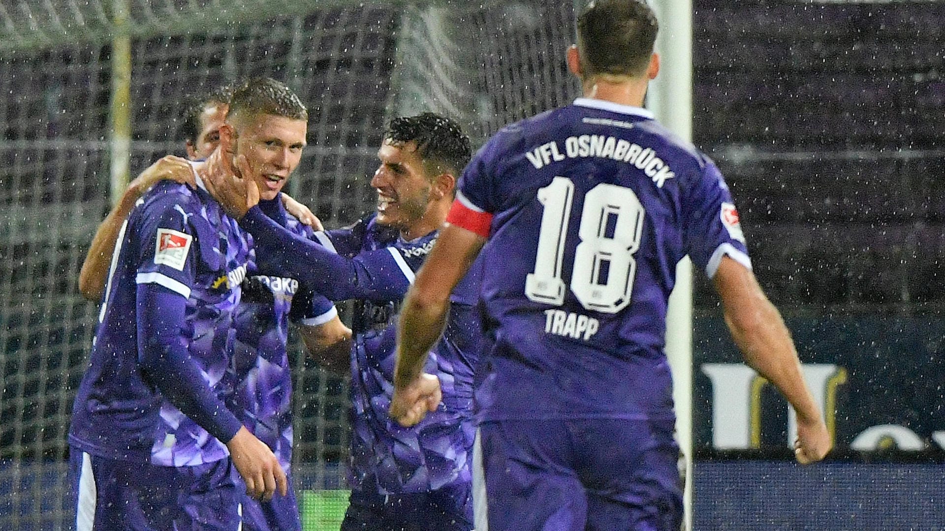 Osnabrücks Luc Ihorst (l.) feiert mit seinen Teamkollegen.