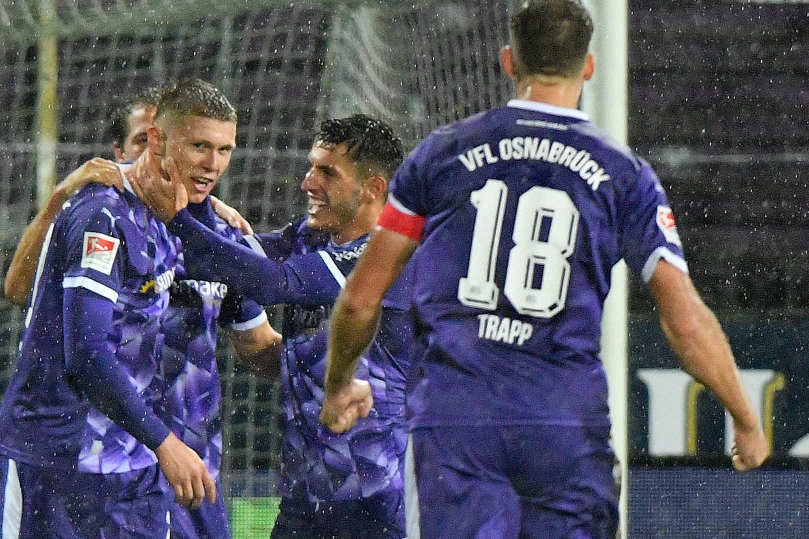Osnabrücks Luc Ihorst (l.) feiert mit seinen Teamkollegen.