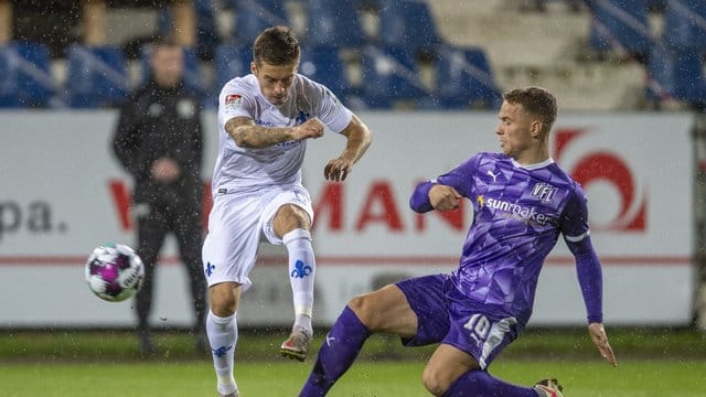Darmstadts Marvin Mehlem (l) und Osnabrücks Niklas Schmidt teilten sich im Nachholspiel die Punkte. Darmstadts Marvin Mehlem (l) und Osnabrücks Niklas Schmidt teilten sich im Nachholspiel die Punkte.