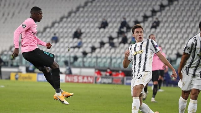 Ousmane Dembele (l) brachte den FC Barcelona bei Juventus Turin in Führung.