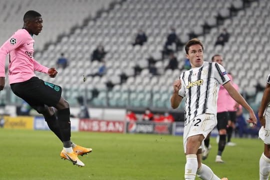 Ousmane Dembele (l) brachte den FC Barcelona bei Juventus Turin in Führung.