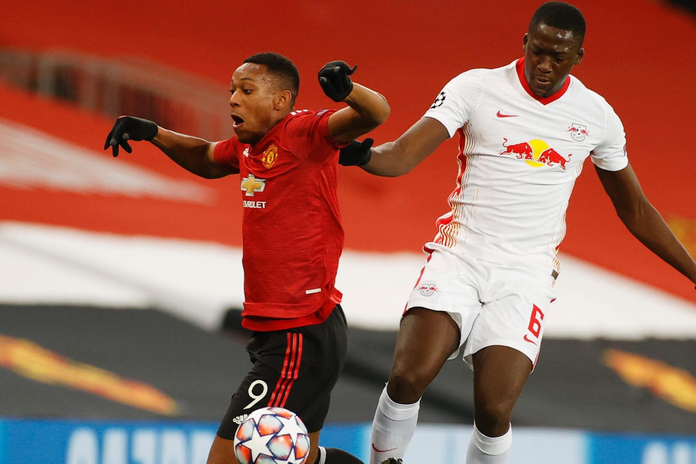 Anthony Martial (l.) im Duell mit Ibrahima Konaté.