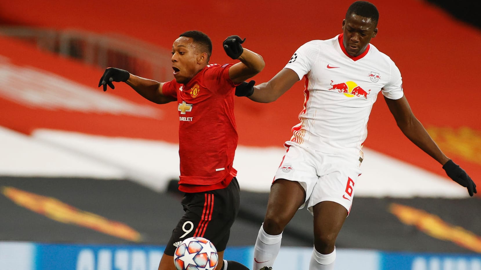 Anthony Martial (l.) im Duell mit Ibrahima Konaté.