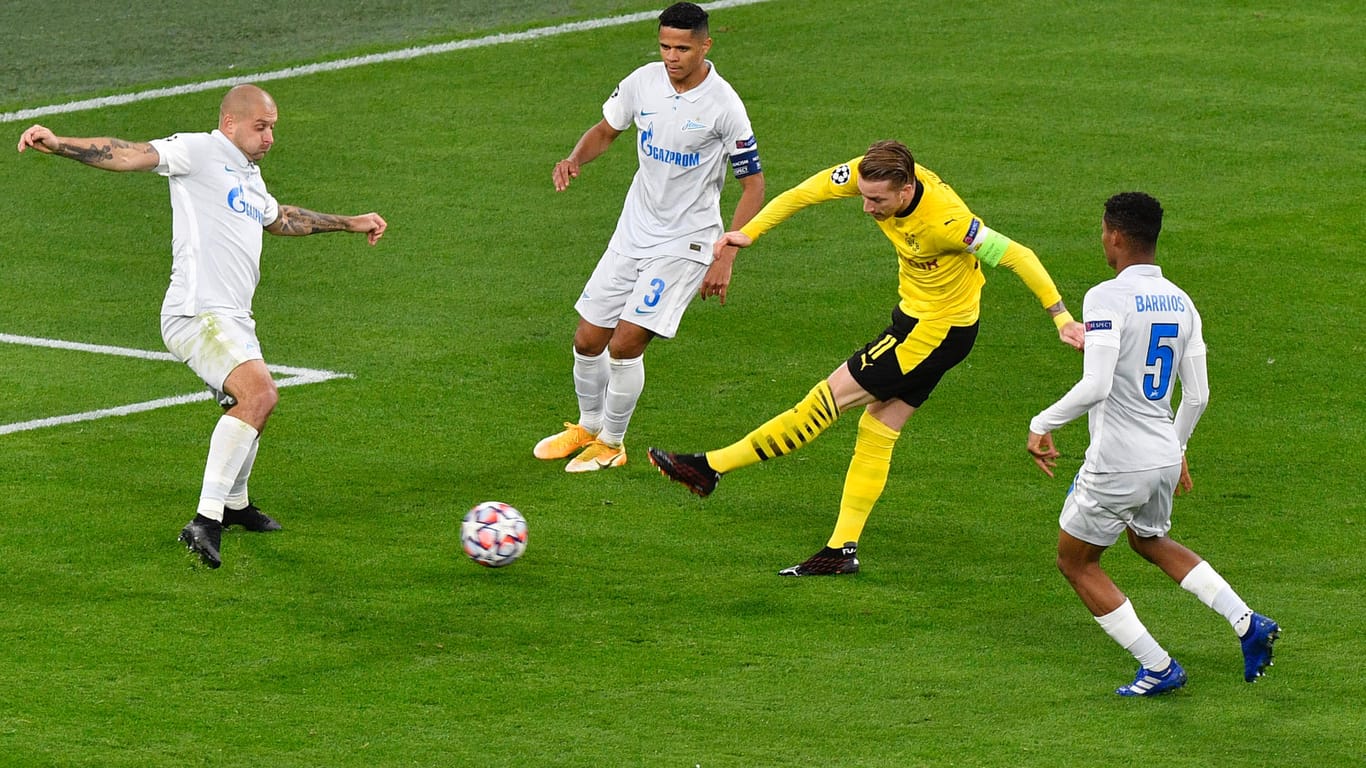 Dortmunds Reus (M.) zieht gegen die Zenit-Abwehr ab.