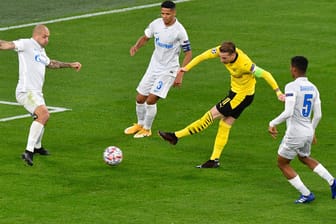 Dortmunds Reus (M.) zieht gegen die Zenit-Abwehr ab.