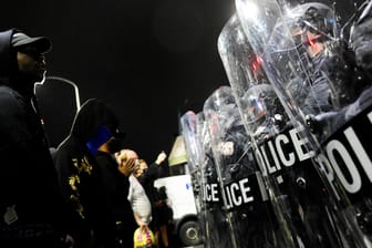 Demonstrationen in Philadelphia: In der Stadt war es nach tödlichen Polizeischüssen auf einen 27-jährigen Afroamerikaner zwei Nächte in Folge zu schweren Ausschreitungen und Plünderungen gekommen
