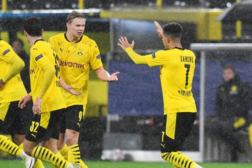 Jadon Sancho (r) und Erling Haland sorgten für den Dortmunder Sieg gegen St.