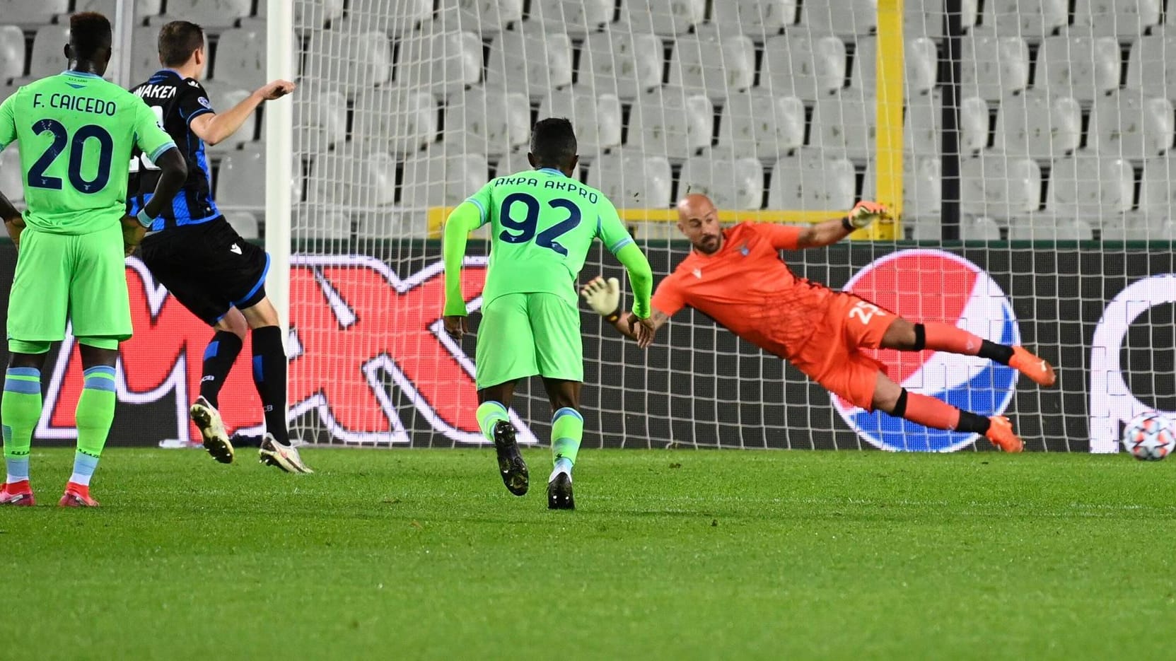 Der Ausgleich: Brügges Vanaken (l.) trifft per Elfmeter gegen Lazio.