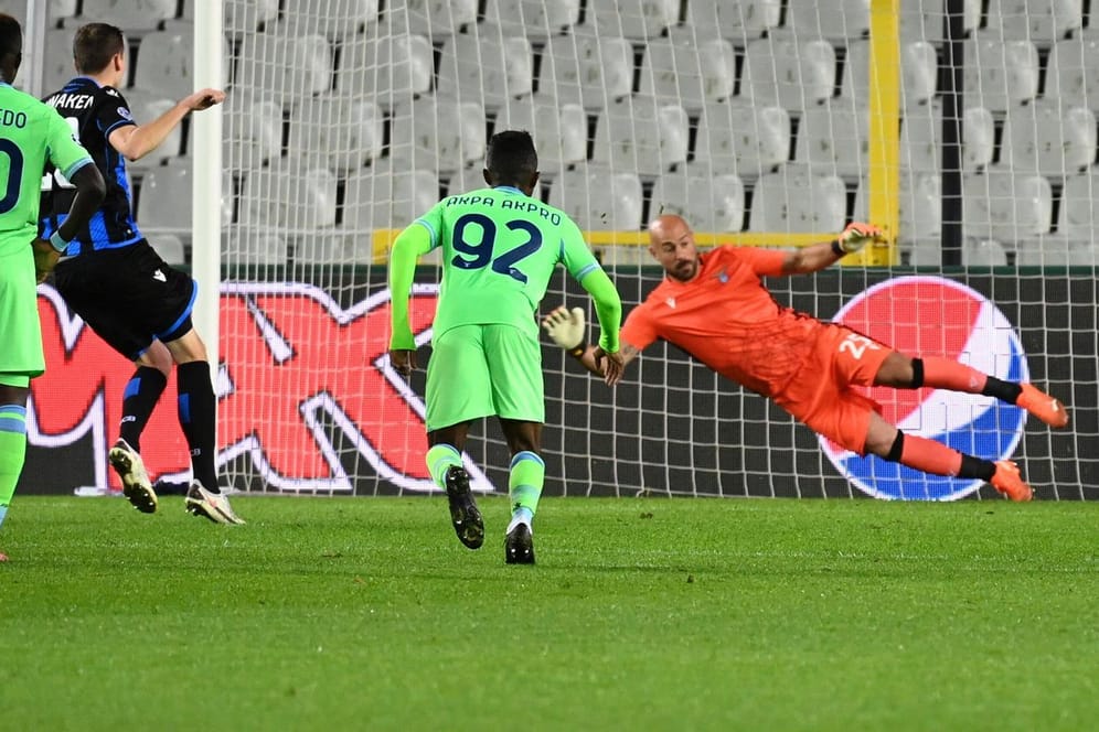 Der Ausgleich: Brügges Vanaken (l.) trifft per Elfmeter gegen Lazio.