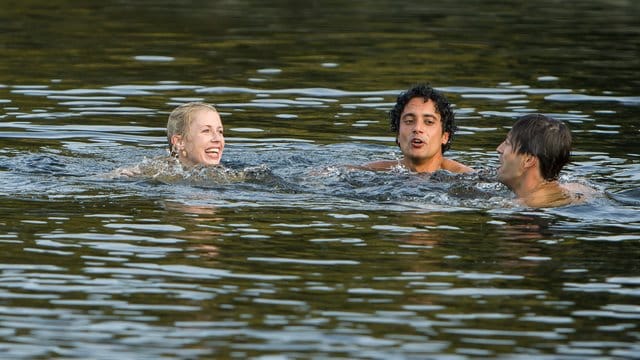Noch hat Charlotte (Christine Eixenberger, l) sich für keinen der Jungs entschieden.