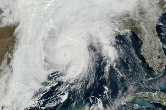 Das Satellitenbild zeigt den Hurrikan "Zeta" über dem Golf von Mexiko.