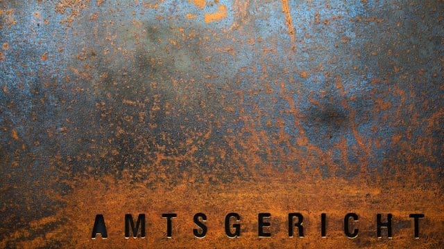 Den Erbschein müssen Erben beim Nachlassgericht beantragen - also beim Amtsgericht am letzten Wohnort des Verstorbenen. Den Erbschein müssen Erben beim Nachlassgericht beantragen - also beim Amtsgericht am letzten Wohnort des Verstorbenen.