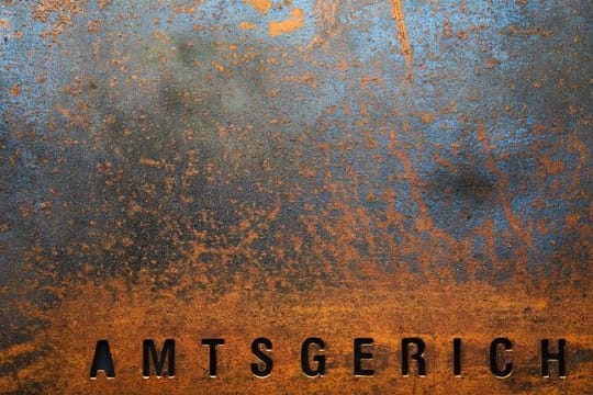Den Erbschein müssen Erben beim Nachlassgericht beantragen - also beim Amtsgericht am letzten Wohnort des Verstorbenen. Den Erbschein müssen Erben beim Nachlassgericht beantragen - also beim Amtsgericht am letzten Wohnort des Verstorbenen.