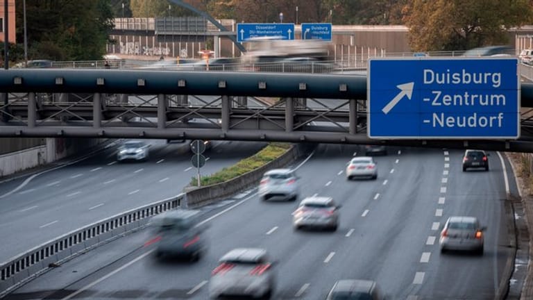 Pkws fahren über die A59 in Duisburg