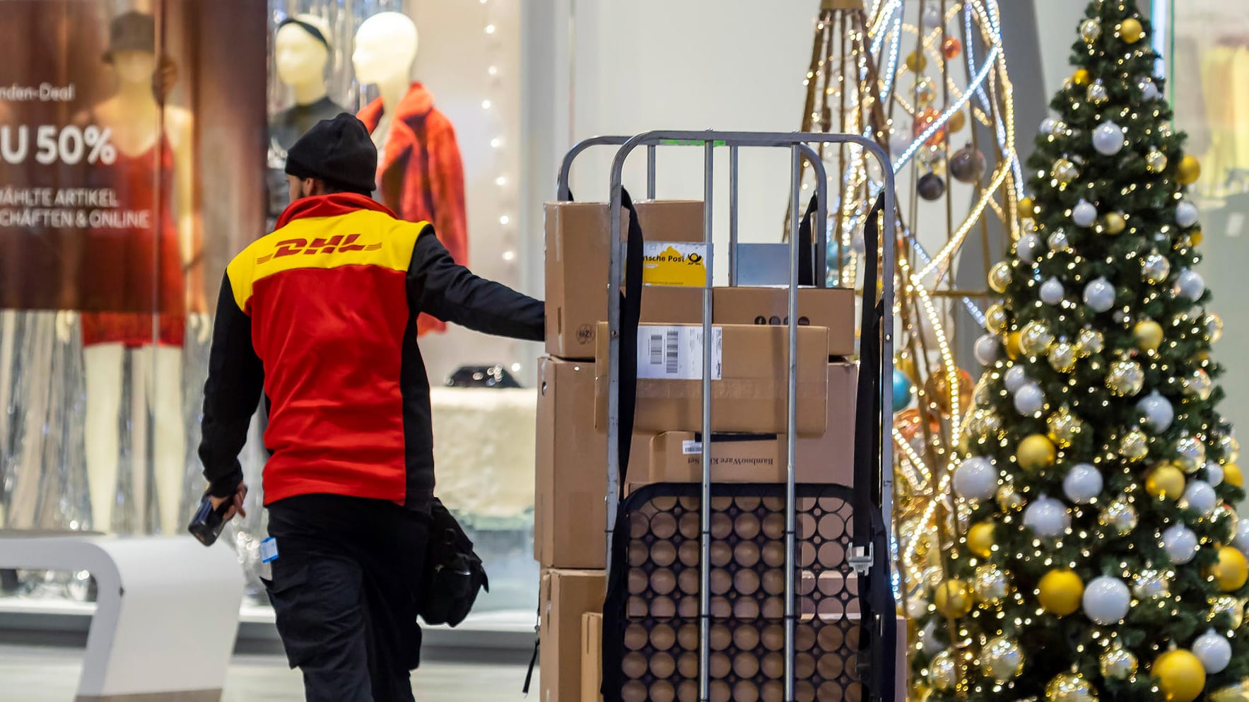 DHL-Mitarbeiter (Archivbild): Die Deutsche Post passt ihre Lieferzeiten an.