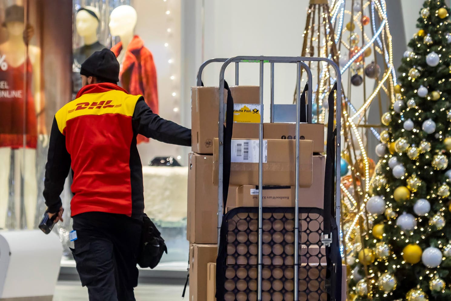 DHL-Mitarbeiter (Archivbild): Die Deutsche Post passt ihre Lieferzeiten an.