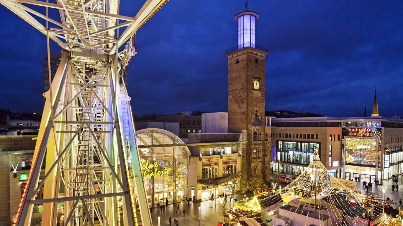 Riesenrad und der Rathausturm auf dem Weihnachtsmarkt (Symbolbild): Dieses Jahr fällt er wegen der Corona-Pandemie aus.