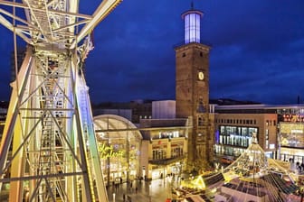 Riesenrad und der Rathausturm auf dem Weihnachtsmarkt (Symbolbild): Dieses Jahr fällt er wegen der Corona-Pandemie aus.