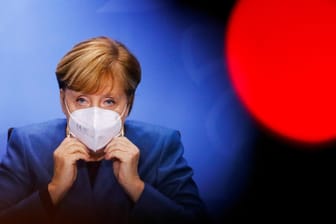 Angela Merkel bei der Pressekonferenz: Bereits am 2. November sollen die neuen Regeln zur Eindämmung der Pandemie in Kraft treten.