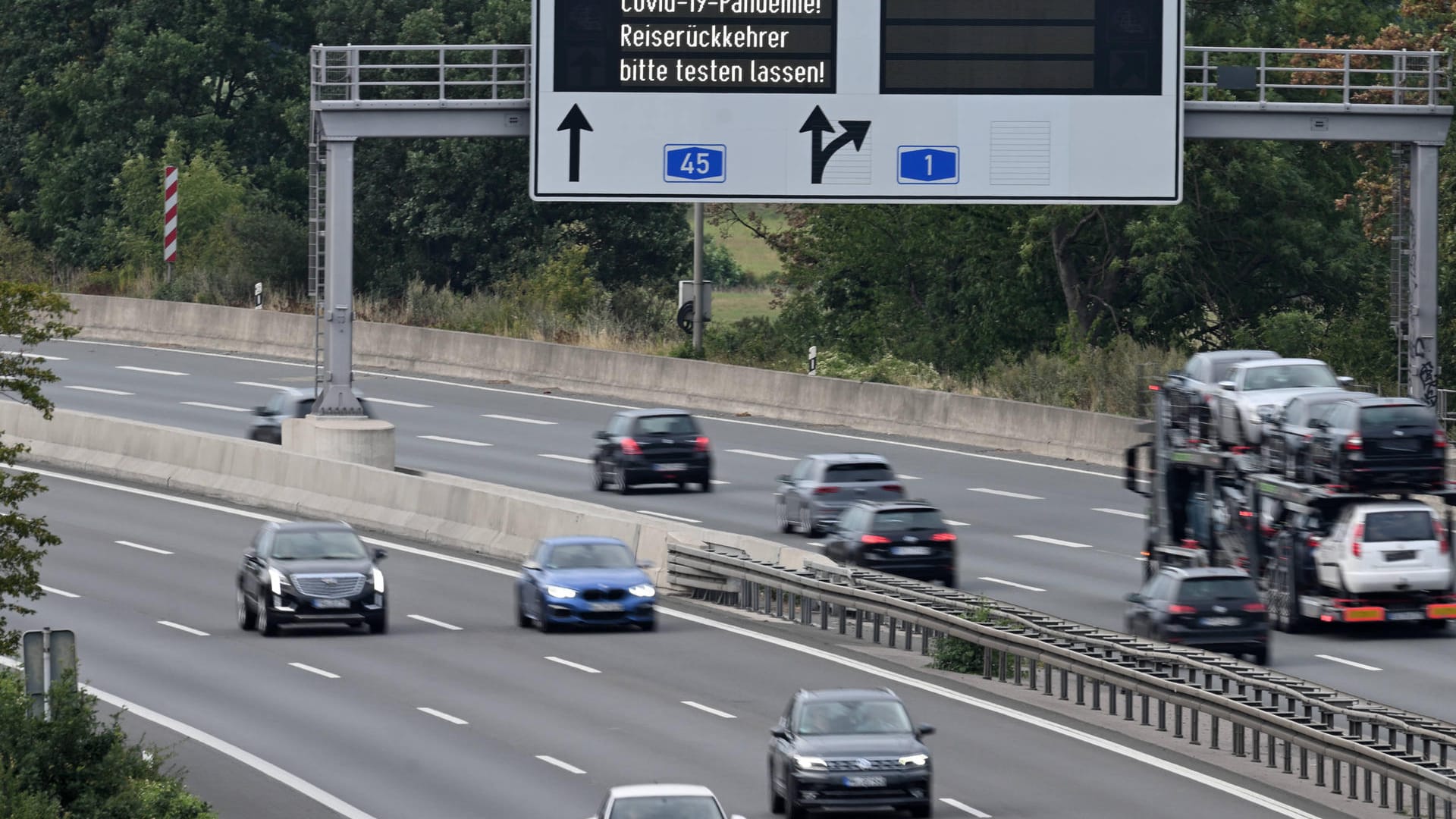 Die A45 in Richtung Schwerte: Die Polizei hat ein mutmaßliches Autorennen fotografiert. Die A45 in Richtung Schwerte: Die Polizei hat ein mutmaßliches Autorennen fotografiert.