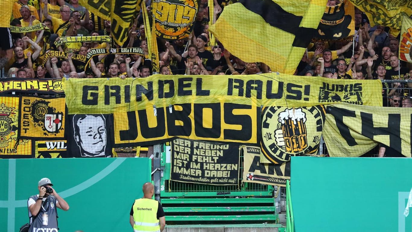 BVB-Fans auf der Südkurve: Die "JUBOS" lösen sich angeblich auf. Auf diesem Bild aus dem Sommer 2018 fordern sie die Ablösung des ehemaligen DFB-Präsidenten Reinhard Grindel.