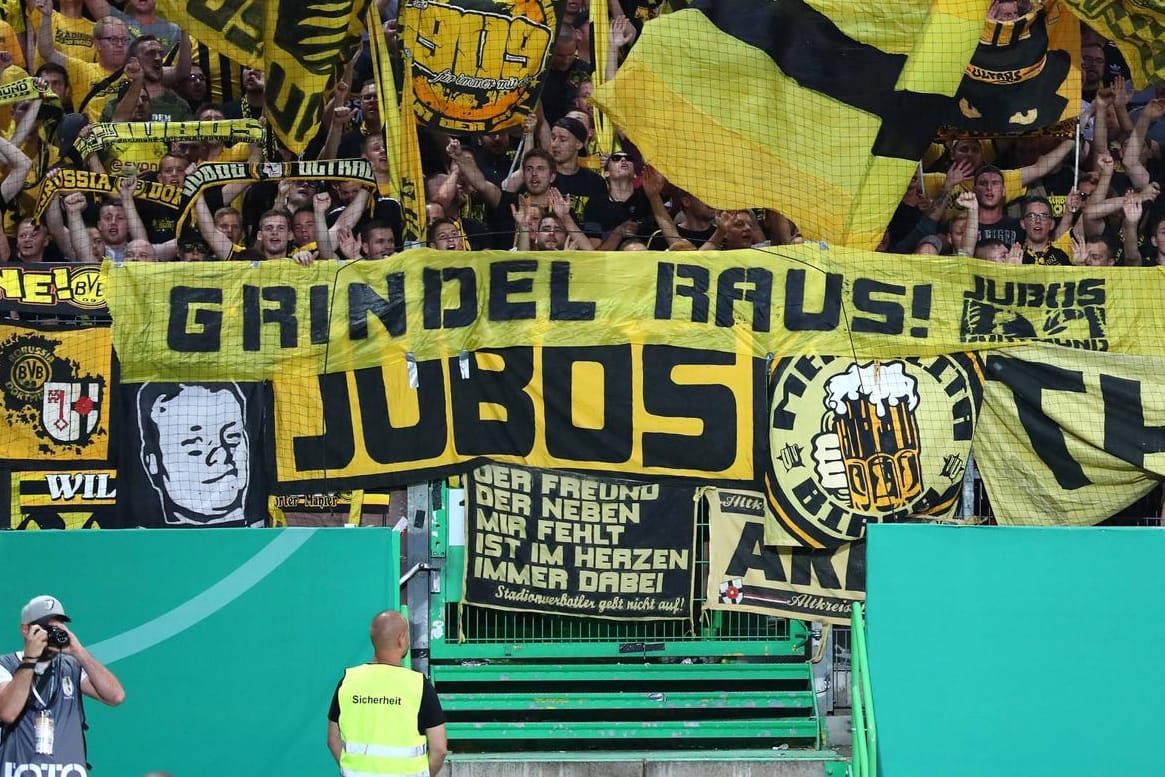 BVB-Fans auf der Südkurve: Die "JUBOS" lösen sich angeblich auf. Auf diesem Bild aus dem Sommer 2018 fordern sie die Ablösung des ehemaligen DFB-Präsidenten Reinhard Grindel.