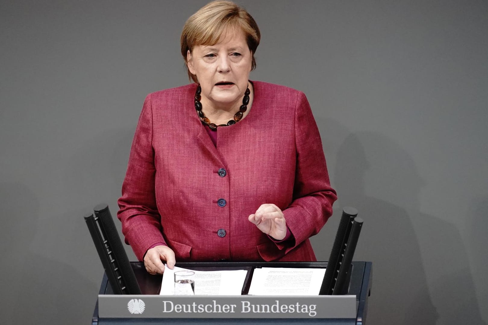 Bundeskanzlerin Angela Merkel: Sie verteidigte den "Wellenbrecher-Shutdown".