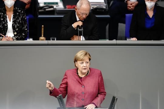 Bundeskanzlerin Angela Merkel (CDU) gibt im Bundestag eine Regierungserklärung zur Bewältigung der Corona-Pandemie ab.