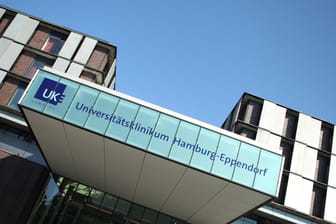 Haupteingang des Universitätsklinikums Hamburg-Eppendorf: Auf der Transplantationsstation gibt es drei Corona-Fälle.