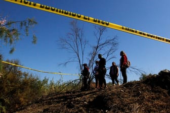 Freiwillige suchen bei einem Massengrab nach vermissten Verwandten: Immer wieder werden Leichen gefunden, die von Drogenkartellen verscharrt wurden.