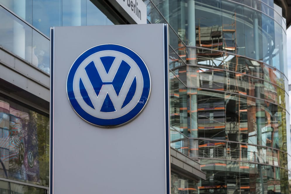 VW-Autohaus in Berlin (Symbolbild): Der Autobauer fährt einen Gewinn ein.