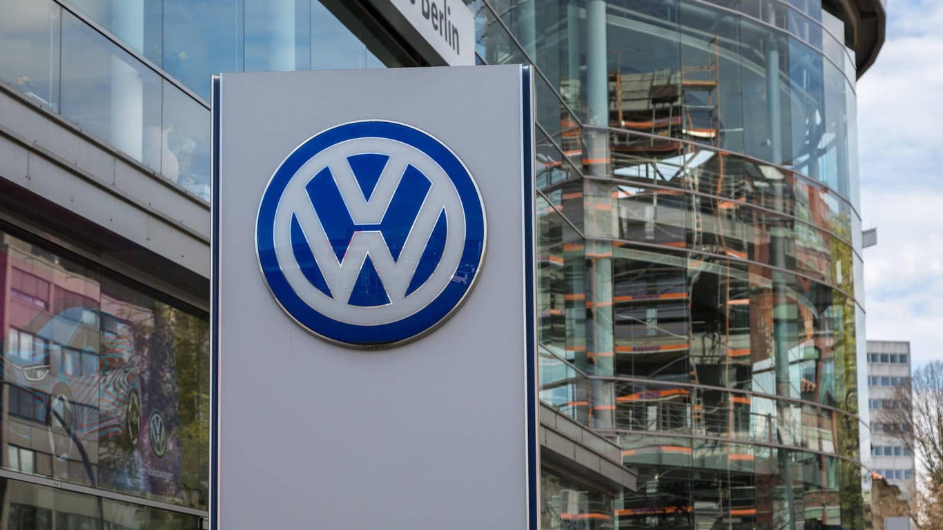 VW-Autohaus in Berlin (Symbolbild): Der Autobauer fährt einen Gewinn ein.
