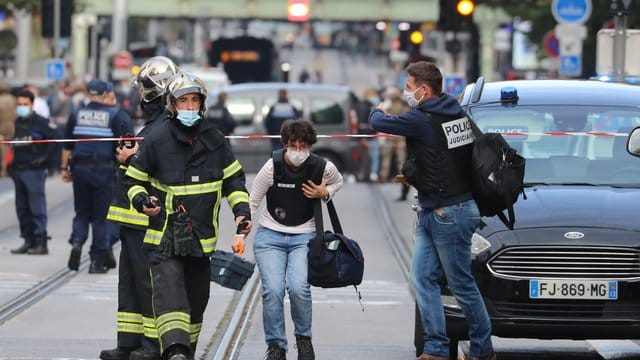 Französische Gerichtsmediziner treffen am Ort eines Messerangriffs in Nizza ein. Französische Gerichtsmediziner treffen am Ort eines Messerangriffs in Nizza ein.