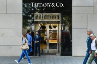 Tiffany-Geschäft in Düsseldorf (Archivbild): Der Luxusgüterkonzern LVMH übernimmt den Juwelier.