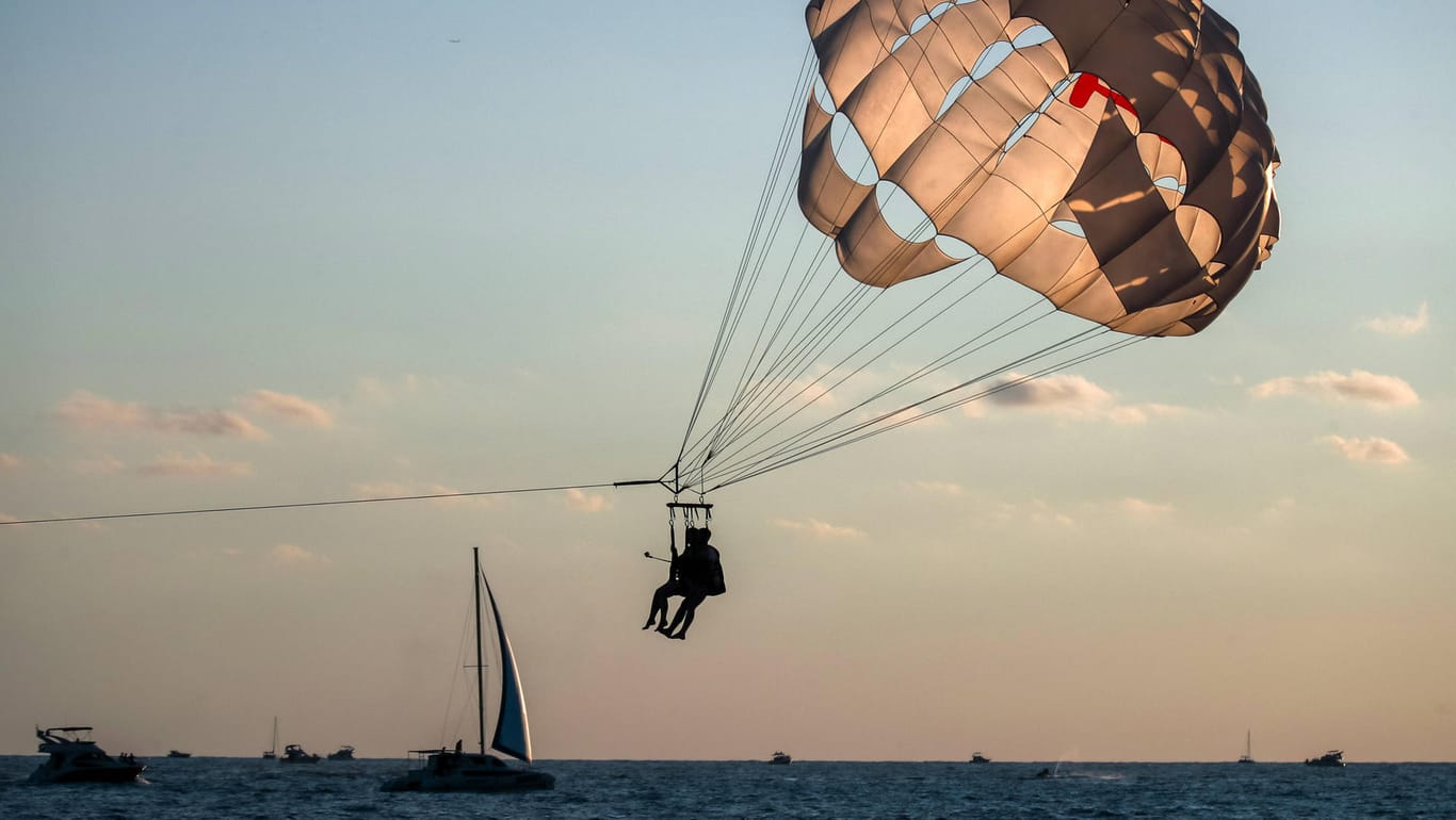 Zwei Parasail-Flieger über dem Meer: Der Wind war zu stark, als die Jugendlichen abhoben – und das Seil riss. (Symbolbild)