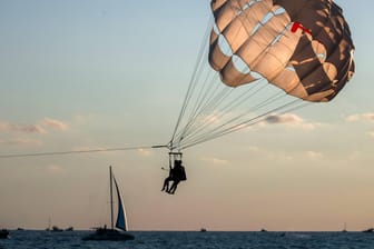 Zwei Parasail-Flieger über dem Meer: Der Wind war zu stark, als die Jugendlichen abhoben – und das Seil riss. (Symbolbild)