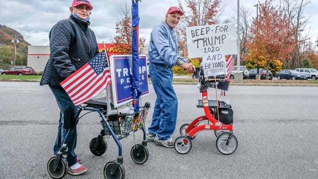 Trump-Anhänger mit Rollatoren. Trump-Anhänger mit Rollatoren.